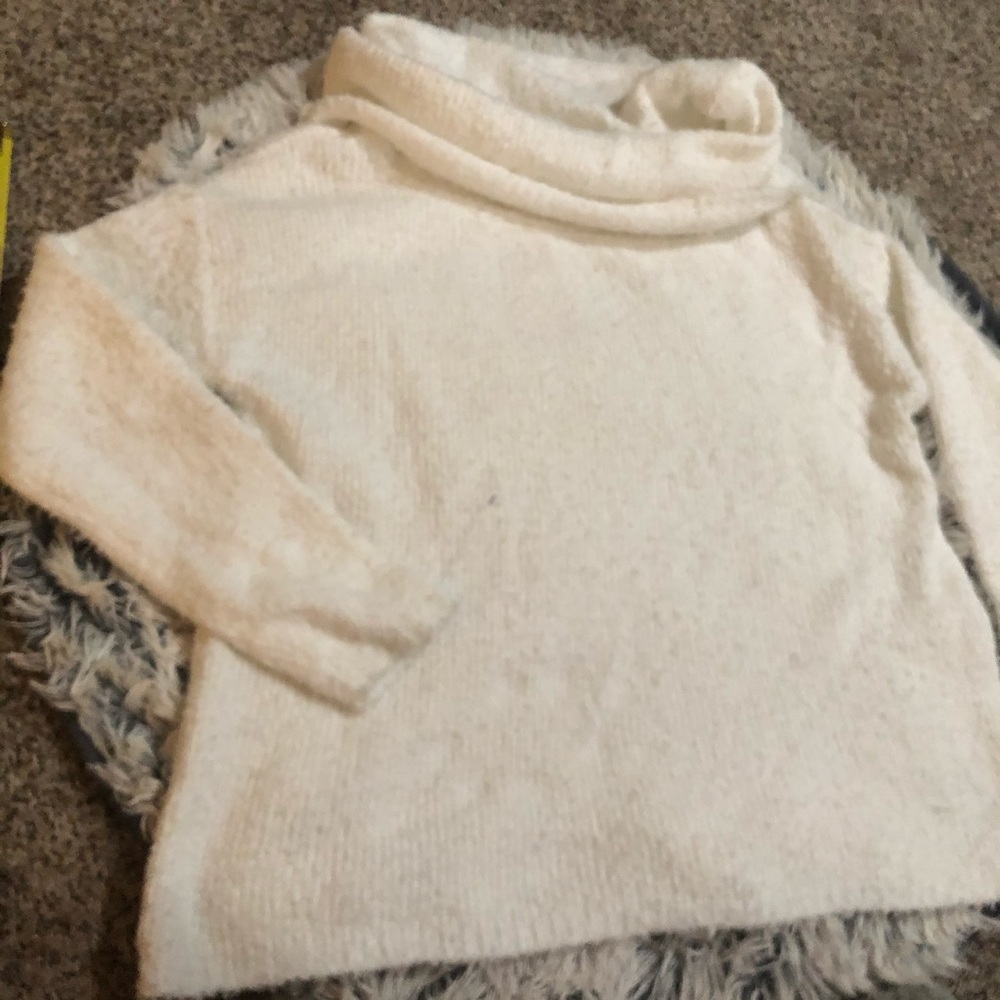 Off shoulder sweater - Picture 2 of 5